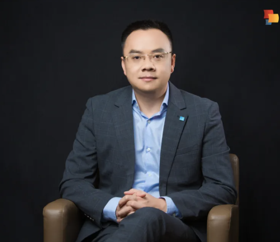 许龙华，湖南武冈人，毕业于湘潭大学。