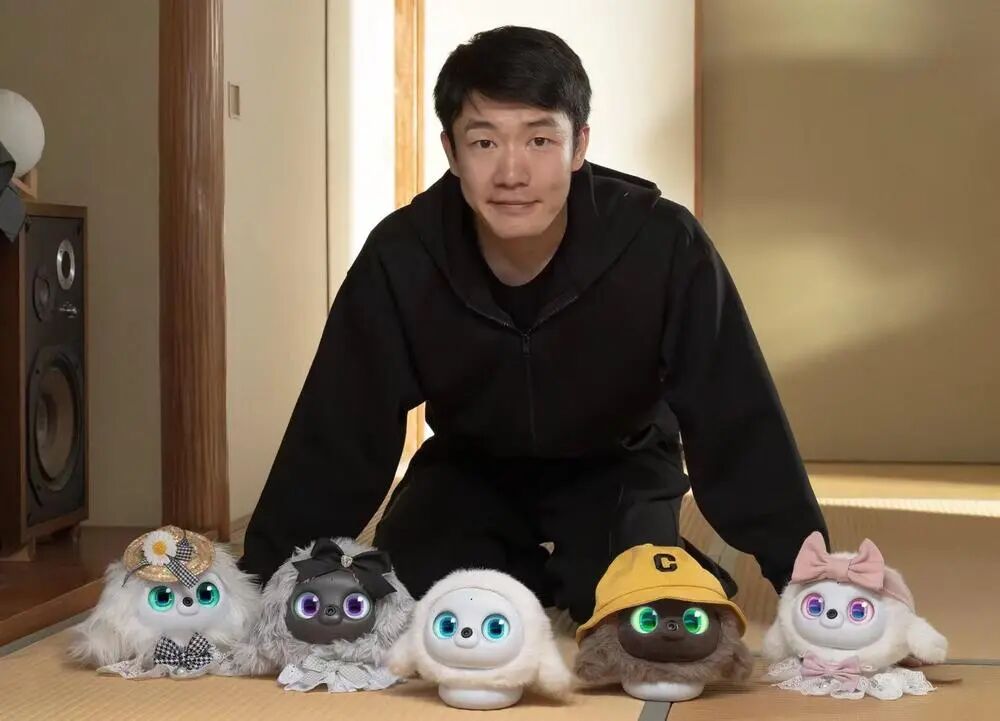 何嘉斌和他的“硅基”毛孩子们