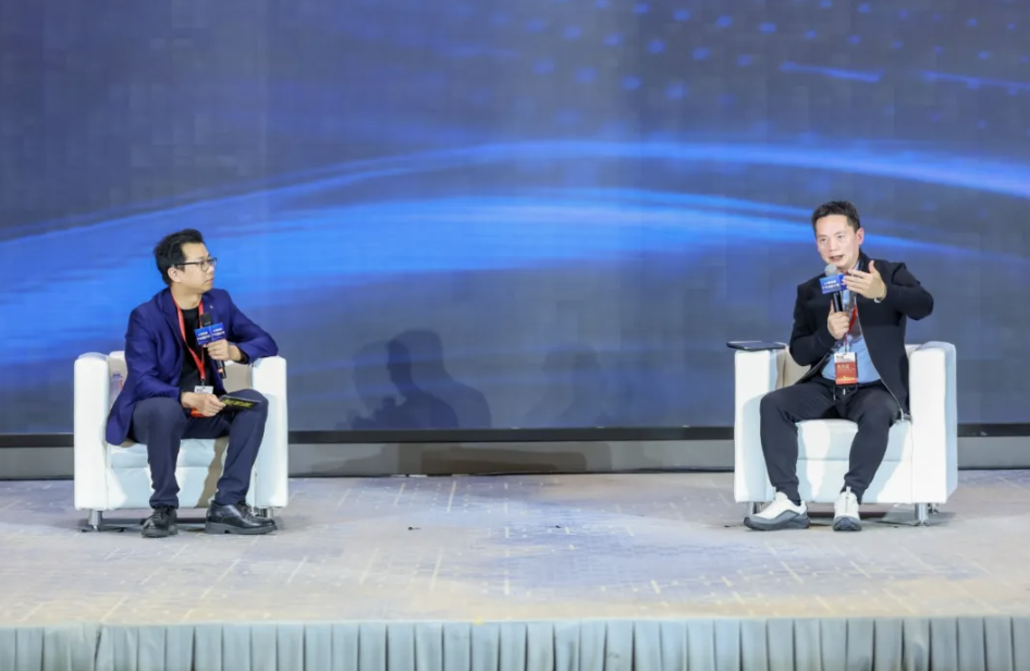 右为零犀科技董事长翁绍斌。