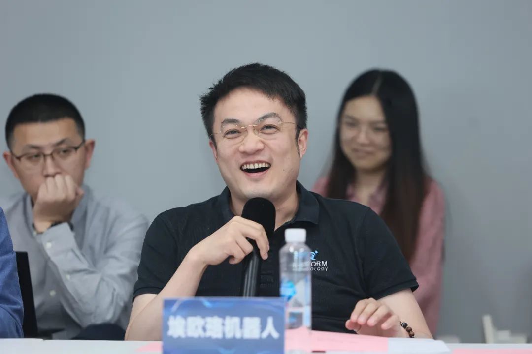 提到高空作业机器人的市场机会，埃欧珞机器人CEO姚冬暐已经笑得合不拢嘴。