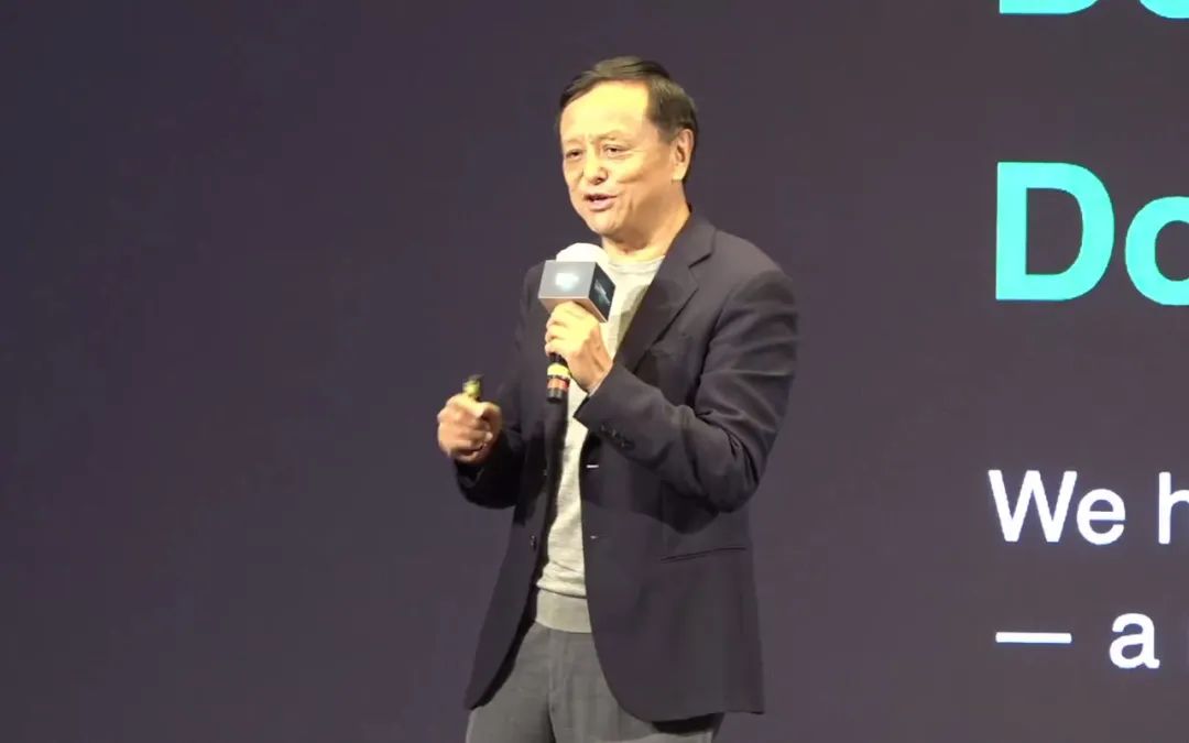 滴灌通创始人为李小加，是港交所前行政总裁
