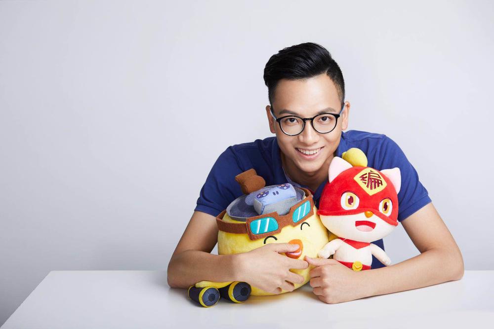 李天驰怀里抱着两个“编程猫”平台的吉祥物。