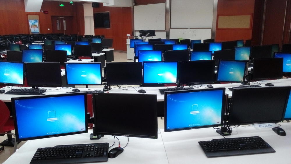 某大学机房内，电脑已部署了和信创天的云桌面产品。