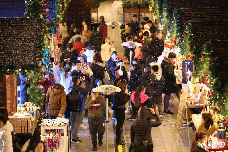 年轻集势在上海万象城打造的圣诞集市。