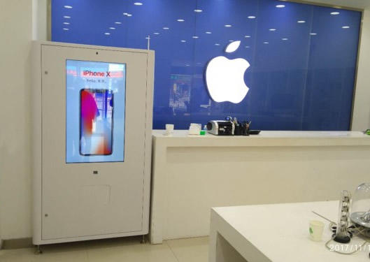 放置在苹果店内的手机智能零售终端