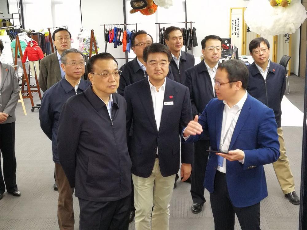 今年4月，刘郴向李克强总理介绍数字化服装系统的工作原理。