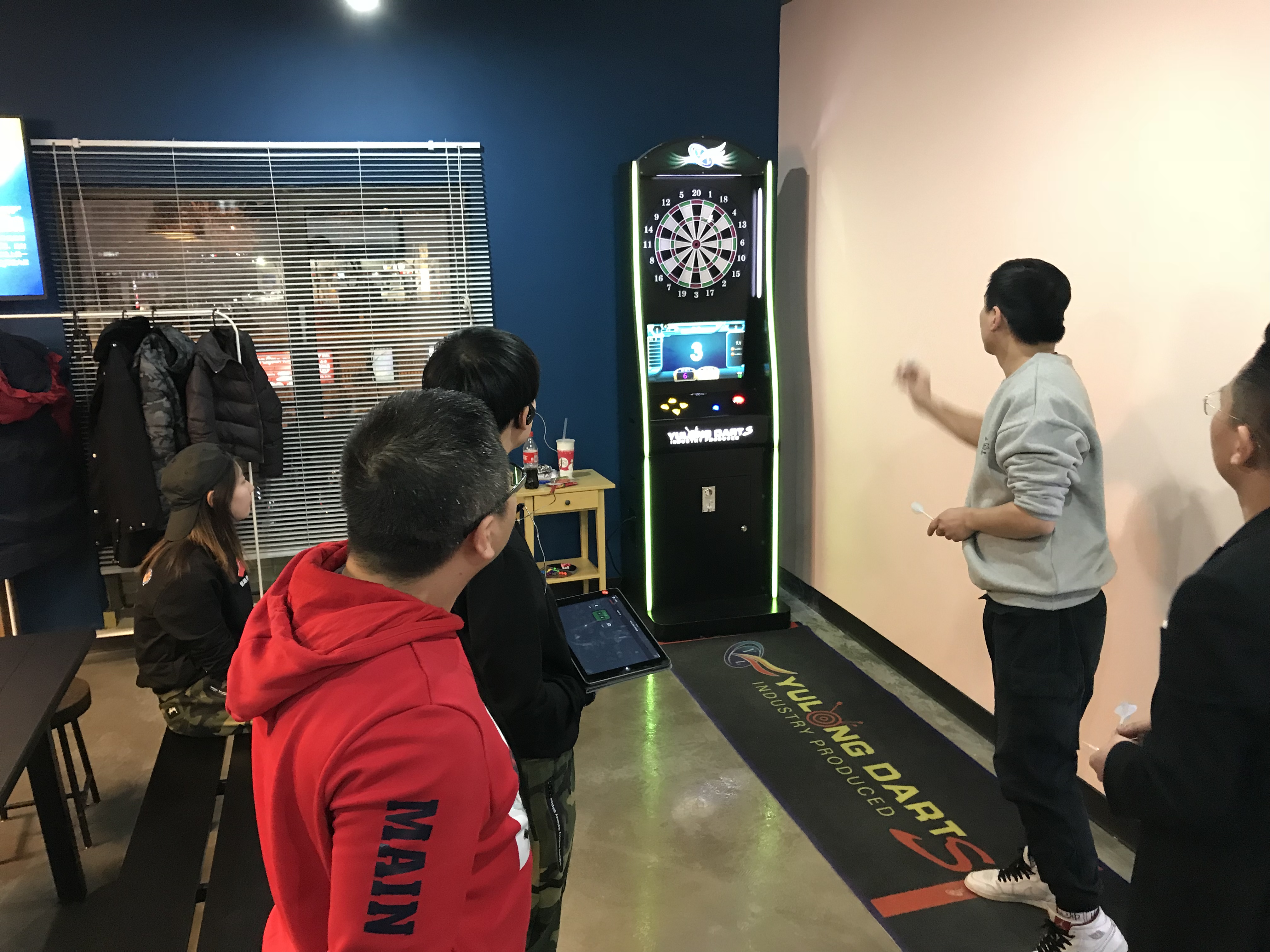 顾客正在智趣竞技线下体验馆娱乐。