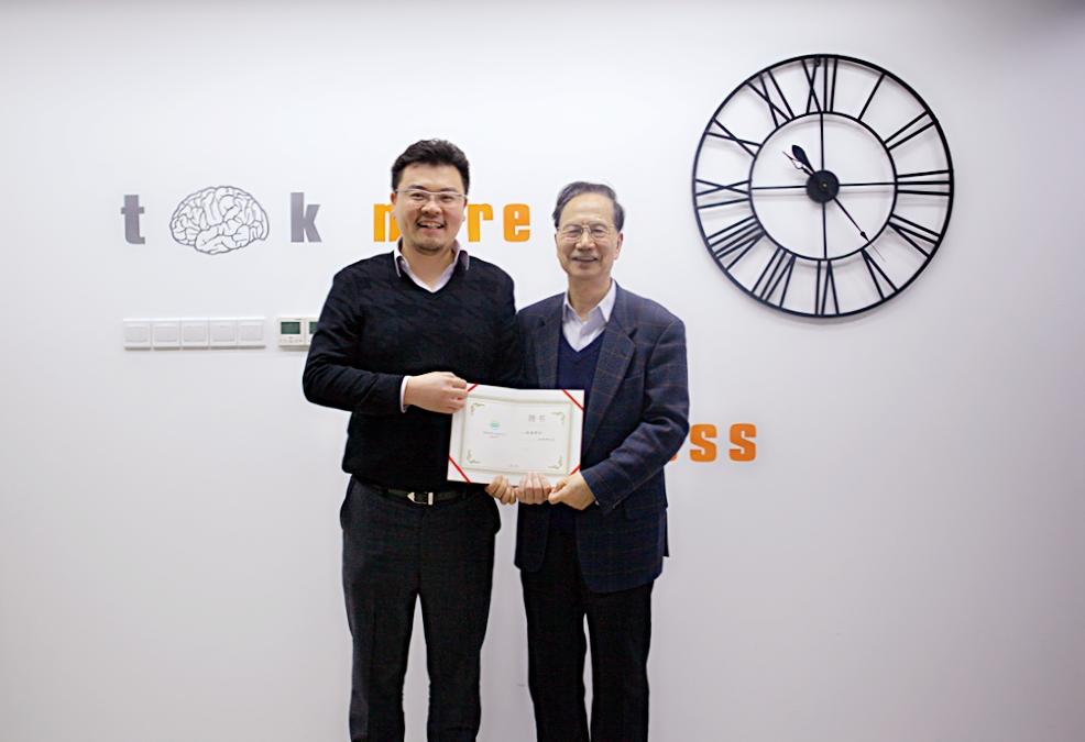 卢臻（左）为中国科学院院士张钹颁发深醒科技首席科学家聘书。