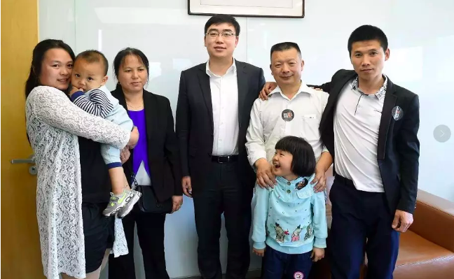 程维与来访的滴滴司机王明清及其家属合影