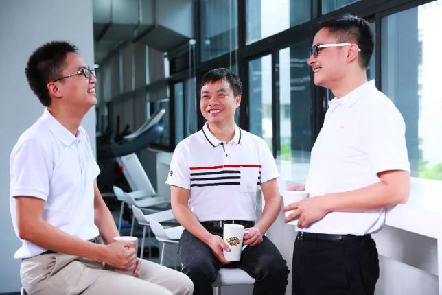 小鹏汽车董事长何小鹏 （中）小鹏汽车联合创始人兼总裁夏珩 （左）小鹏汽车联合创始人兼副总裁何涛（右）