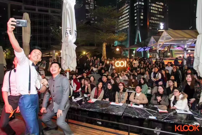 KLOOK客路旅行林照围和团队：“2017的深圳年会Party。每一次年会我都会用手机和团队自拍，到了公司第四年，拍了16张才全部拍下。”