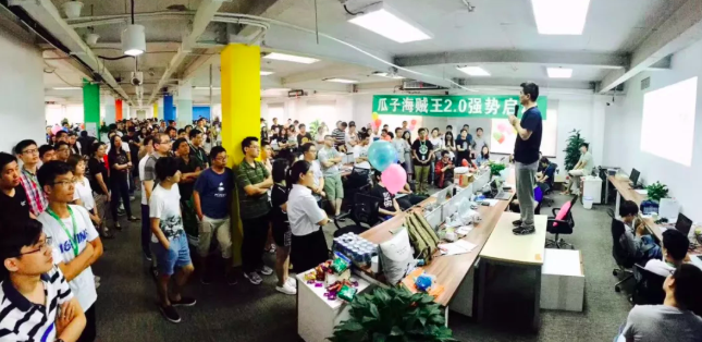 2016年，杨浩涌站到桌上动员员工启动一个重要项目
