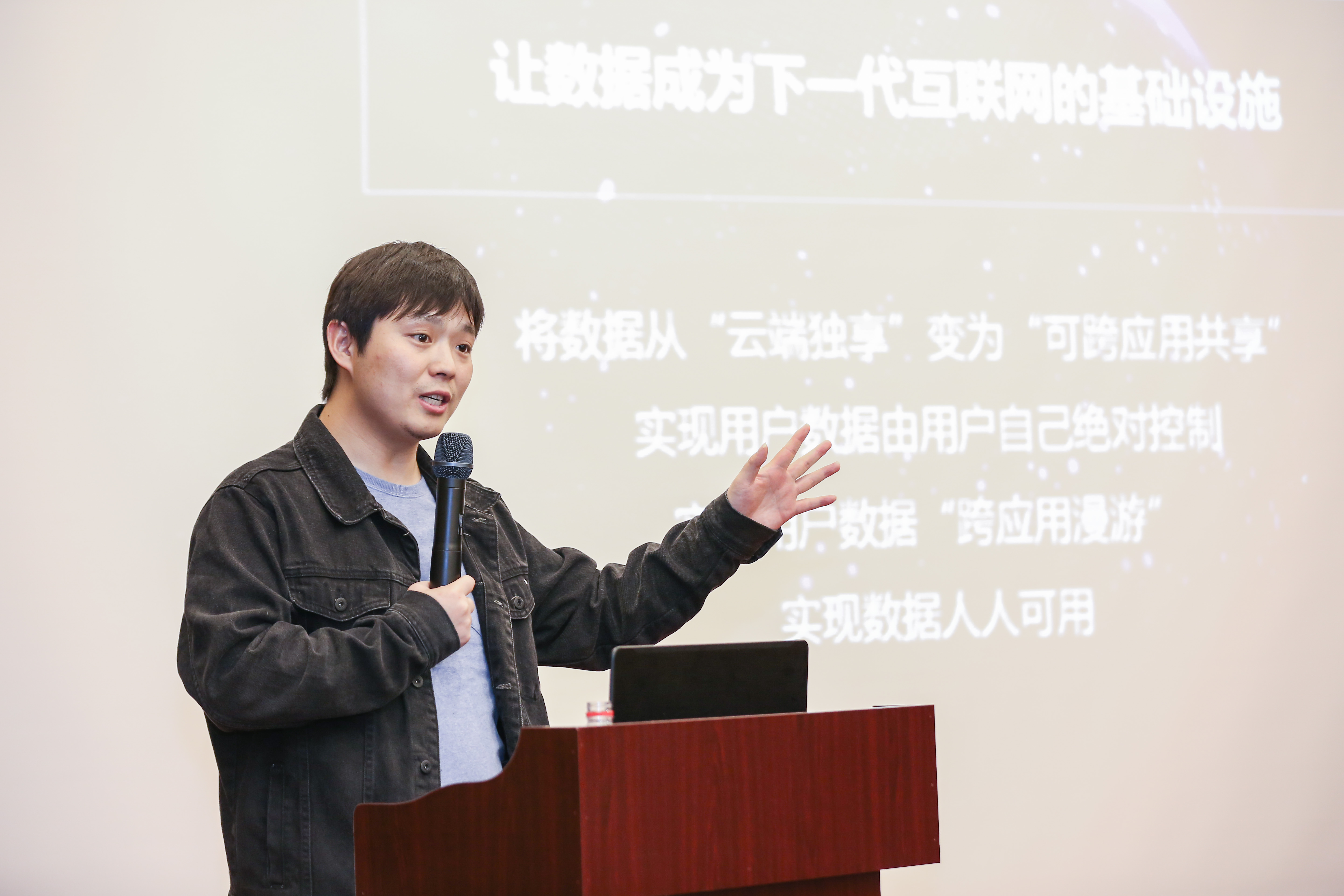 刘松呼吁区块链投资们在非理性狂热期过后多做理性的价值投资，多去了解项目本身的商业逻辑和商业价值