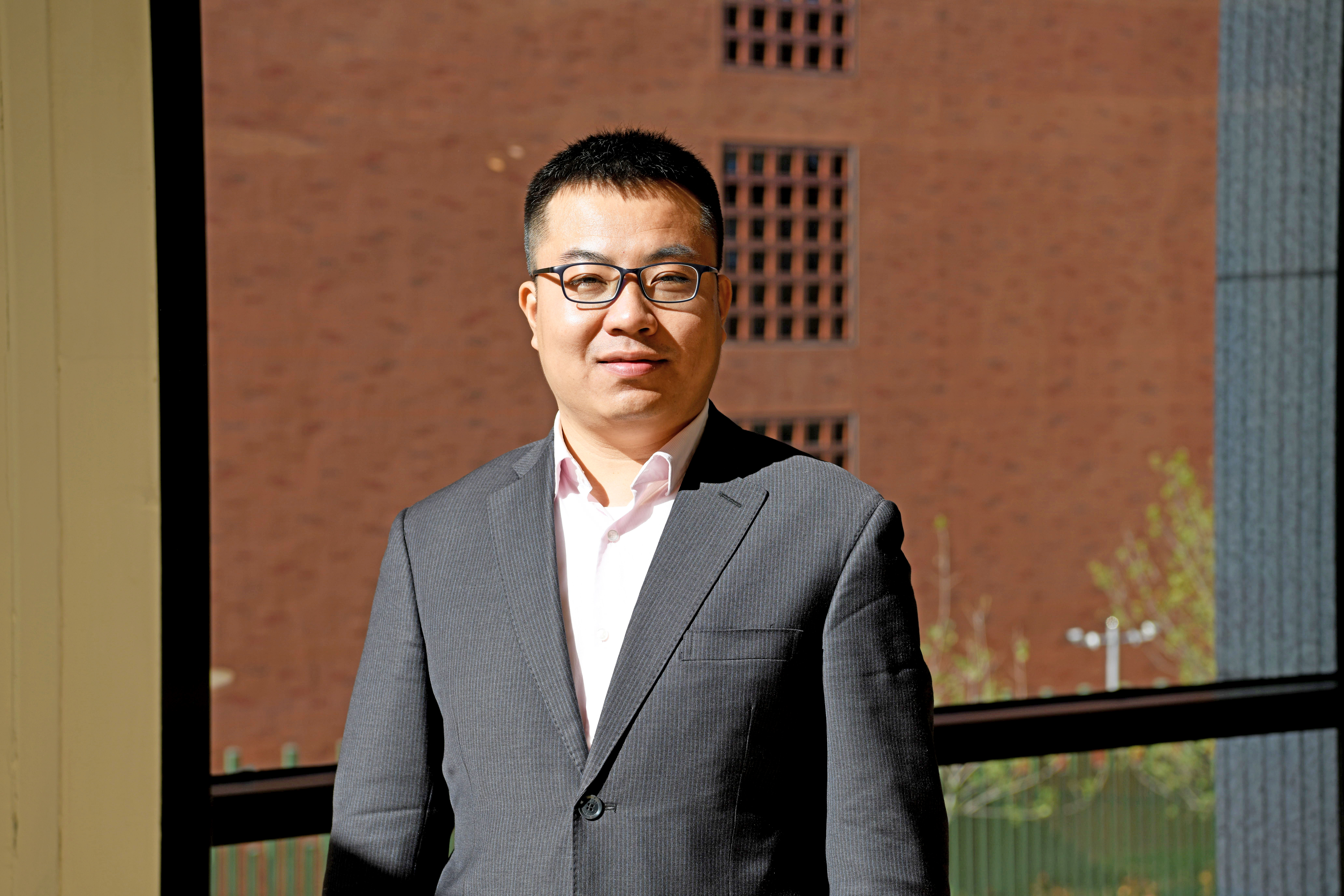 毕业于北京大学心理学系，曾任清华附中校长助理，国际部副校长