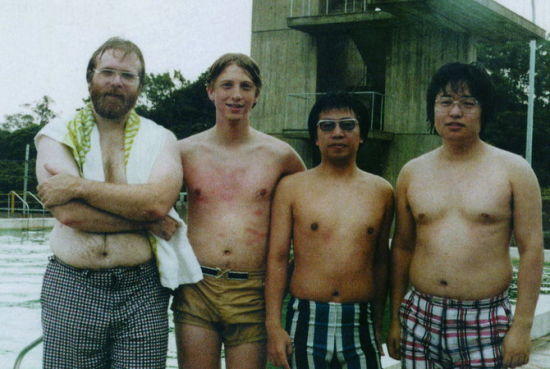 1979年，艾伦第一次去日本。照片左起：艾伦、盖茨、冈田准一和西和彦。