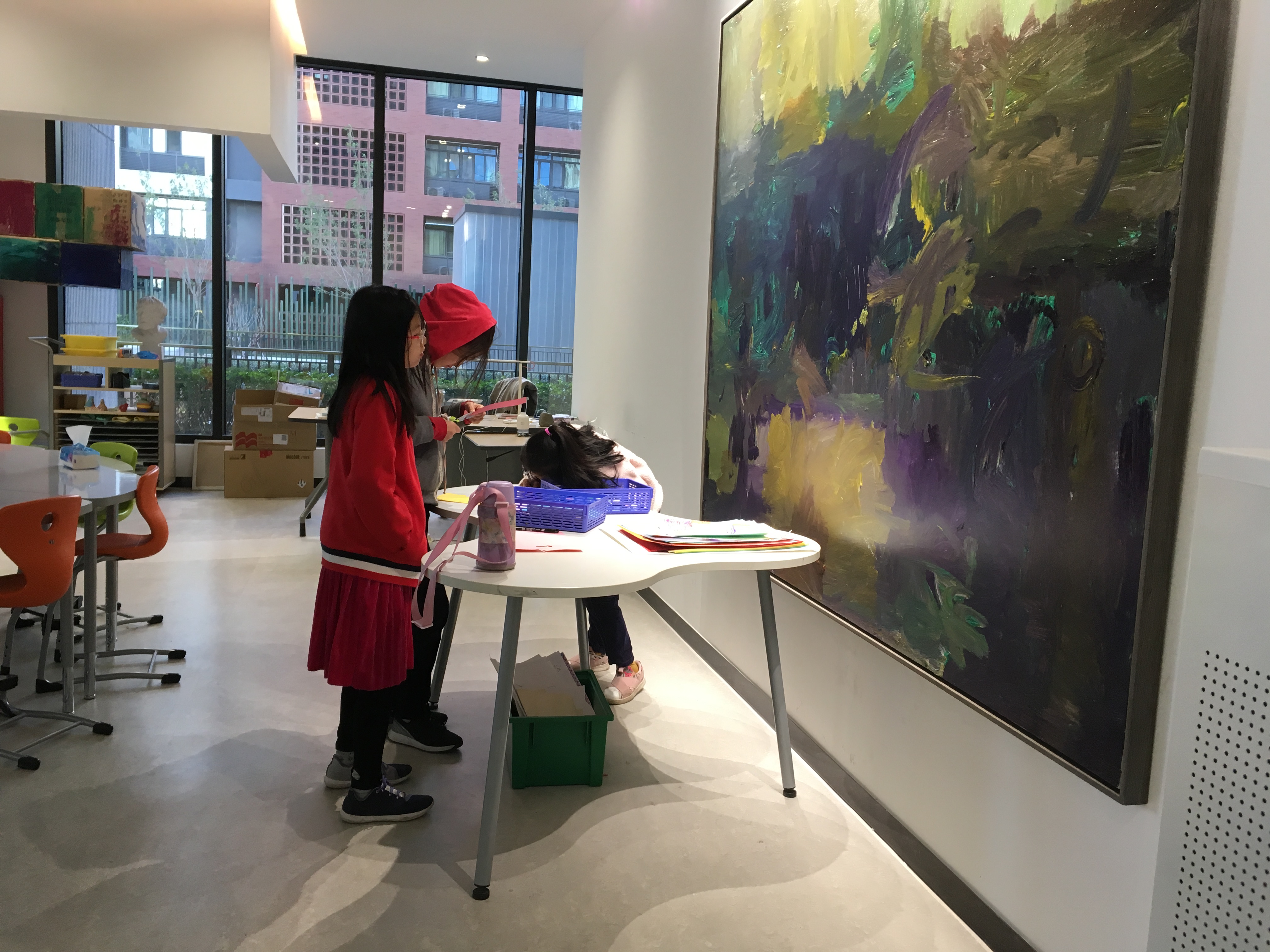 吃完早餐后，某些孩子会来到画廊。