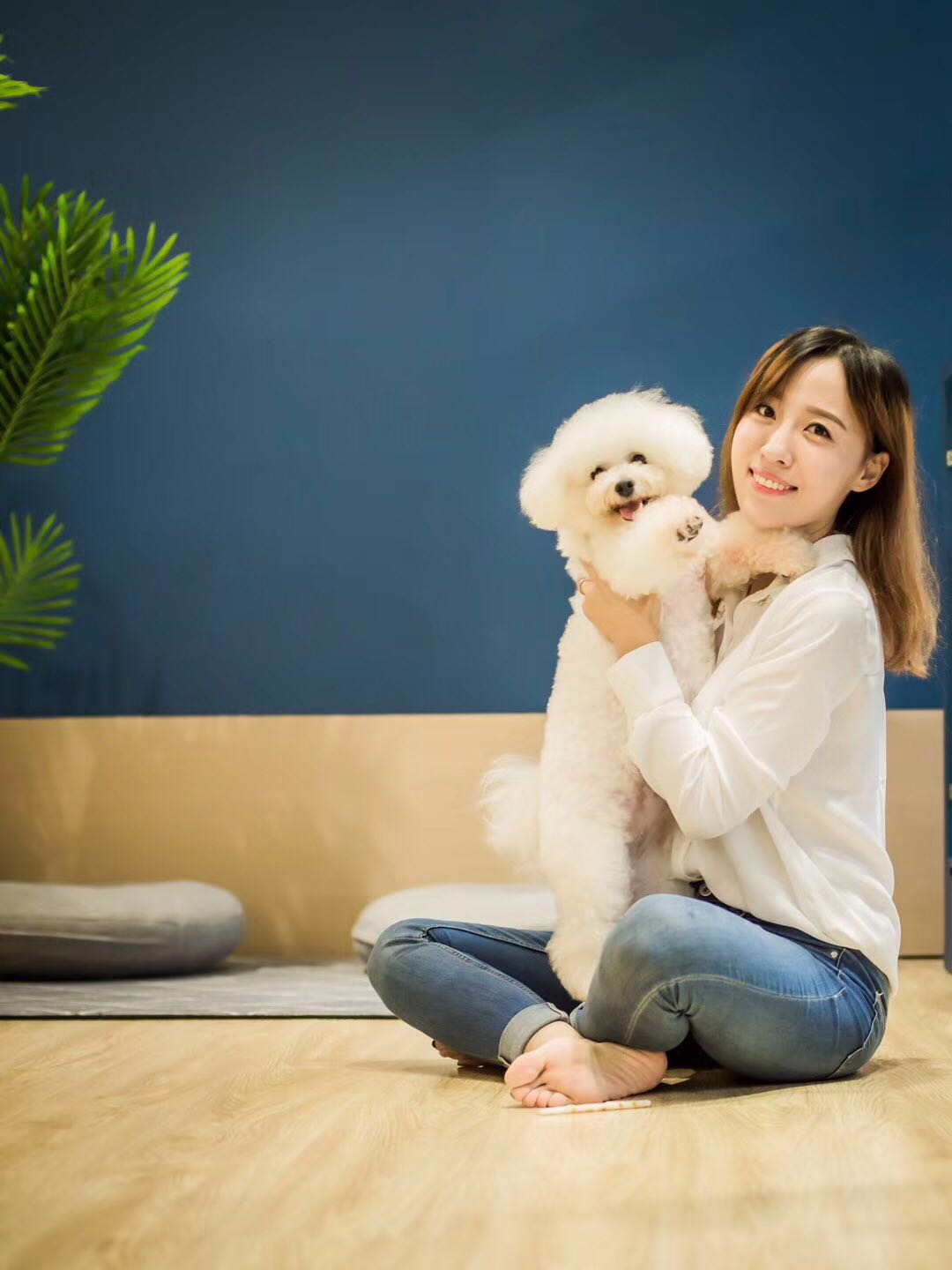 “没有什么时刻特别让我煎熬，也许因和宠物一起工作，这种环境有天然的解压功能，让我觉得现在每一天都很有趣、很新鲜。”