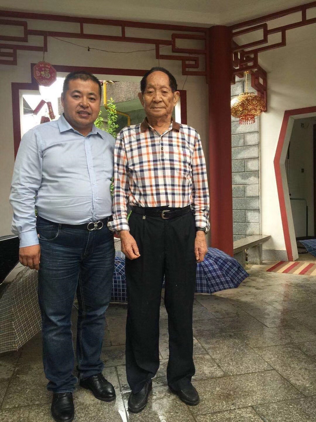 图为”沙粮农业”科技集团创始人和世界杂交水稻之父袁隆平院士合影