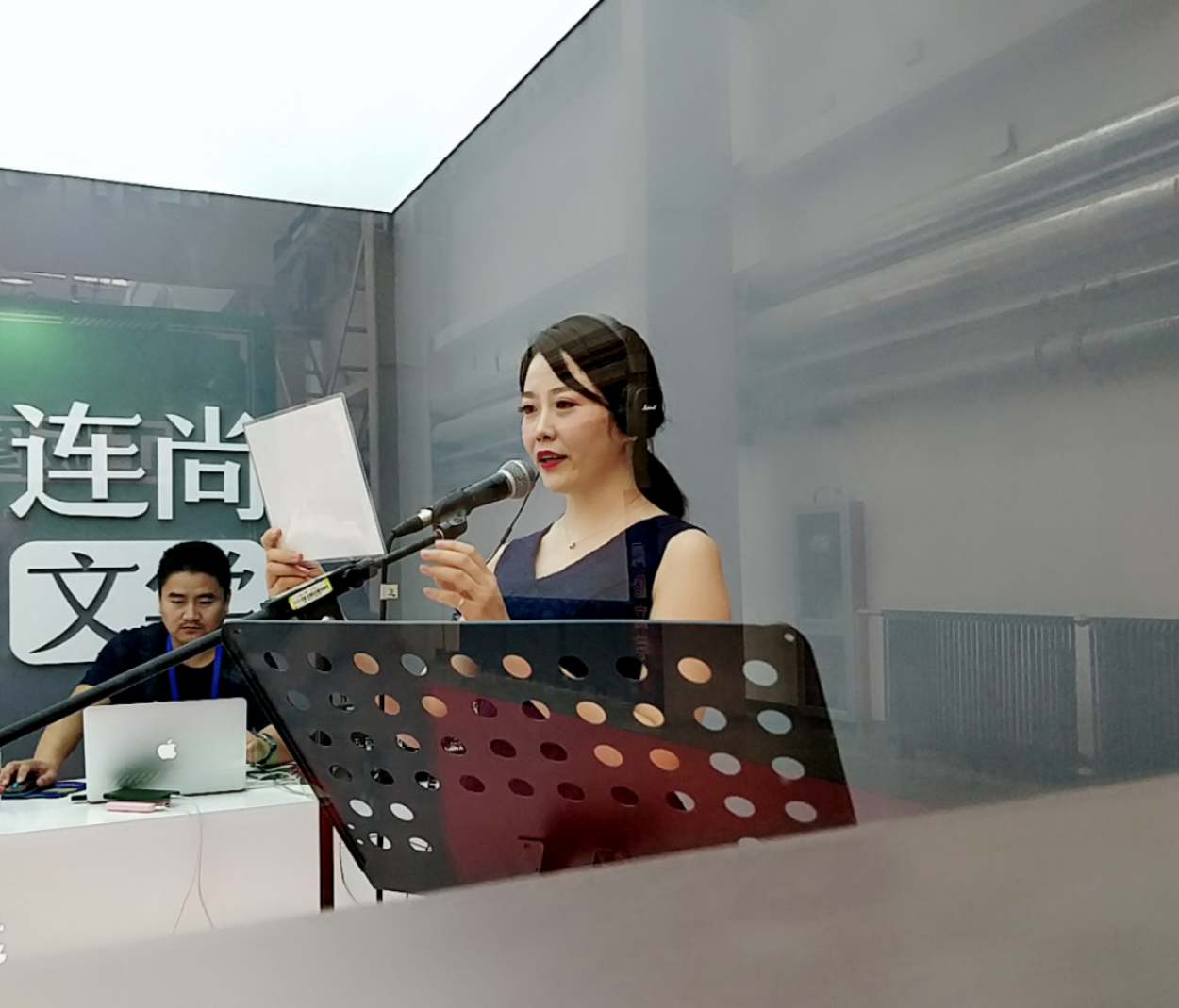 网络文学大会，一位美女声优老师在连尚文学展台的“网文练习声”录音棚录制有声书。
