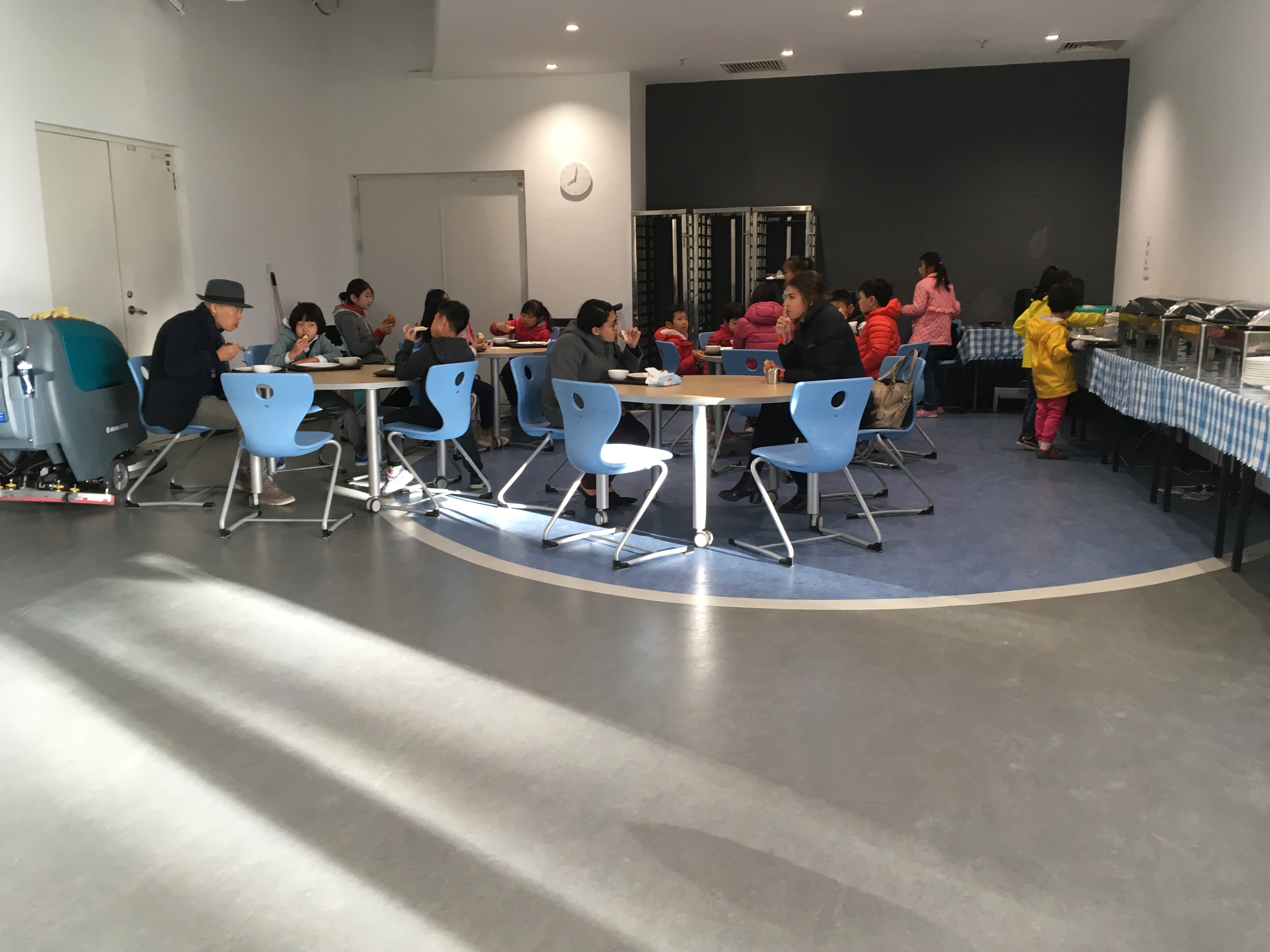 早上八点，老师陪孩子们吃烤面包片、鸡蛋碎儿和小米粥。