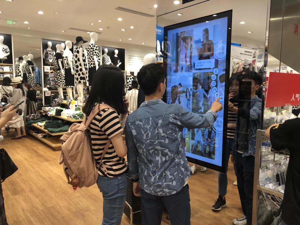 用户正在优衣库门店体验智能导购。