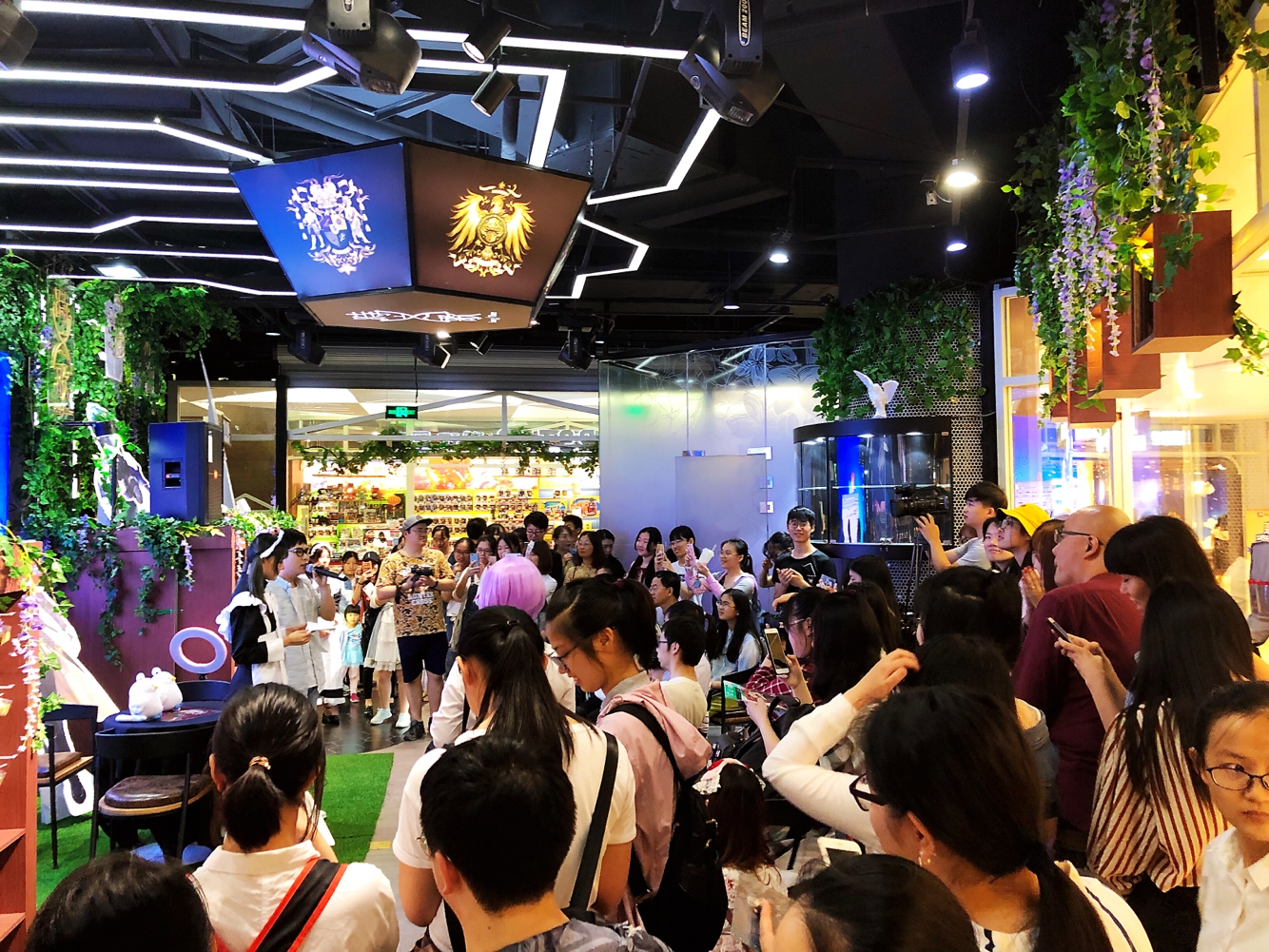 主题店与粉丝互动的活动现场。