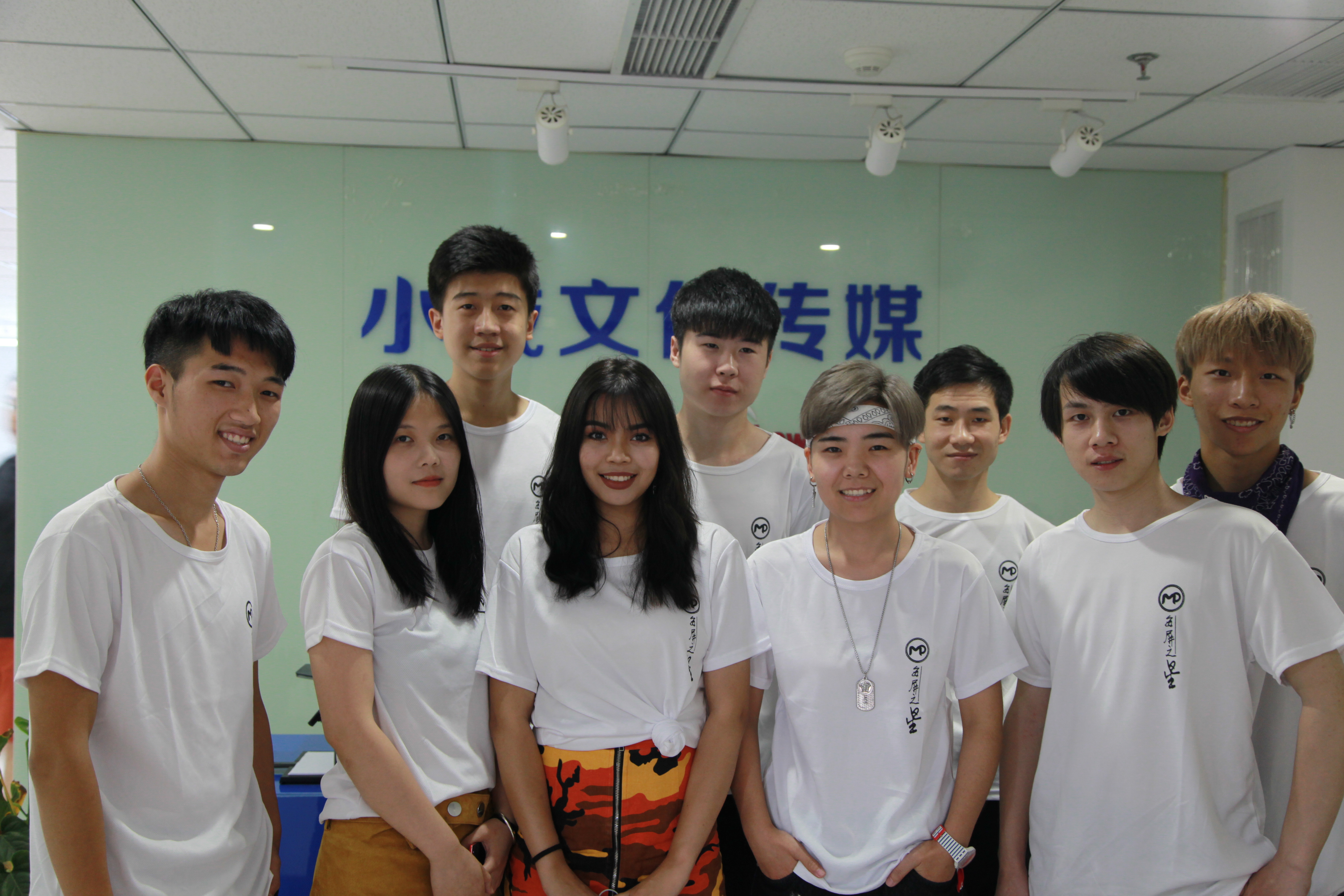 “每屏秀秀”旗下签约艺人练习班。