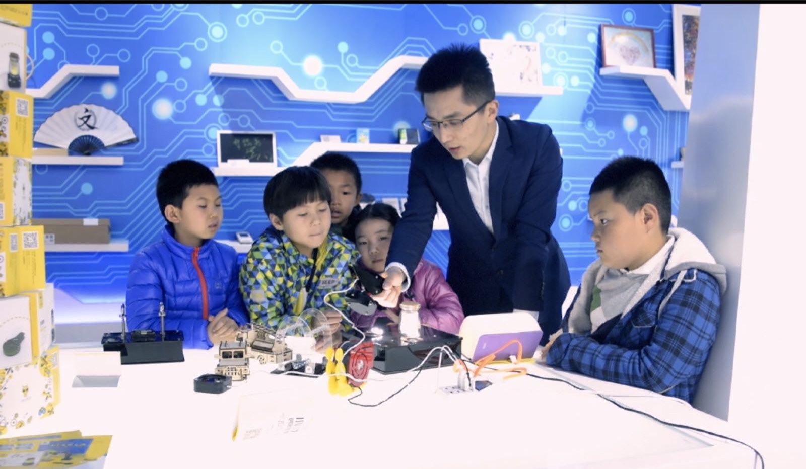 刘扬正在给小朋友上课。