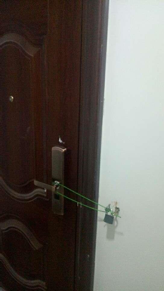 小迪的房屋门被一个外加锁锁住。