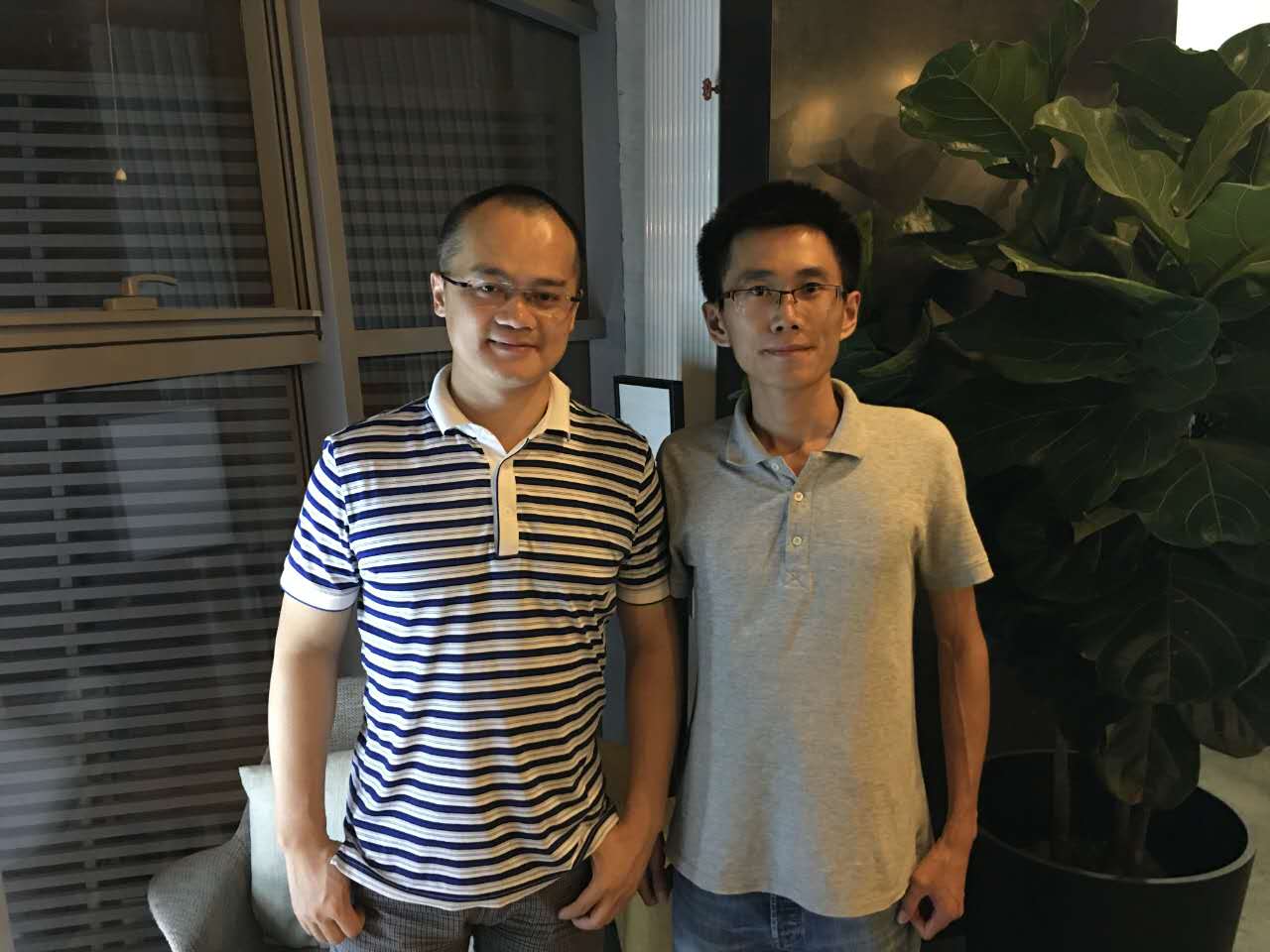 王兴（左）与沈鹏（右），美团一直是沈鹏身上绕不开的话题，也奠定了他的创业基因。