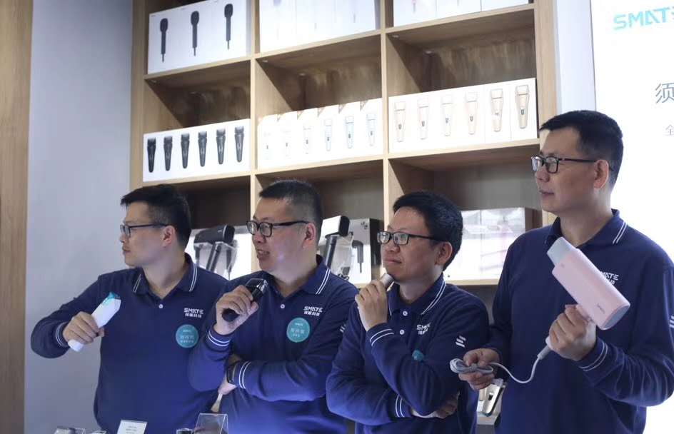 从左至右：联合创始人刘理发（刘伟明）、CEO陈兴荣陈四刀（陈兴荣）、联合创始人李涡轮（李镇宇）、联合创始人李吹风（李剑勇）。