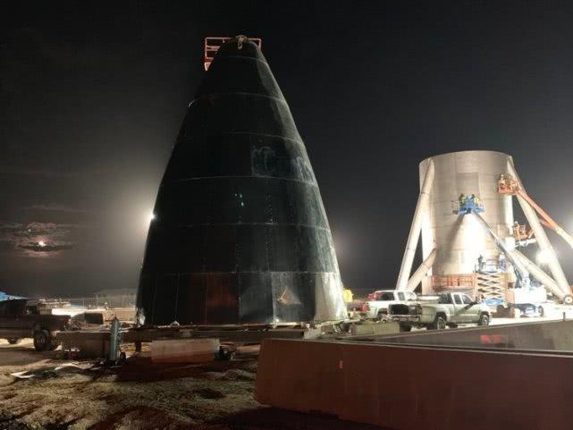 SpaceX的星际飞船测试原型正在该公司位于德克萨斯州博卡奇卡的发射场组装