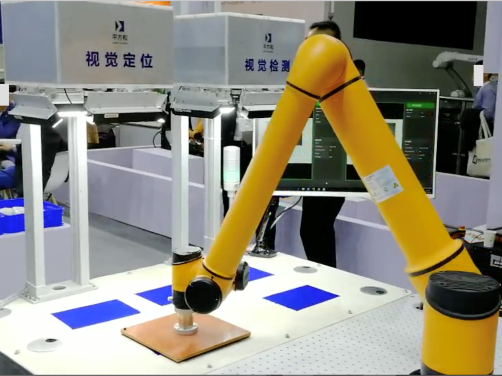 “平方和”在上海参加慕尼黑遨博机器人展区展示视觉布料检测系统解决方案。