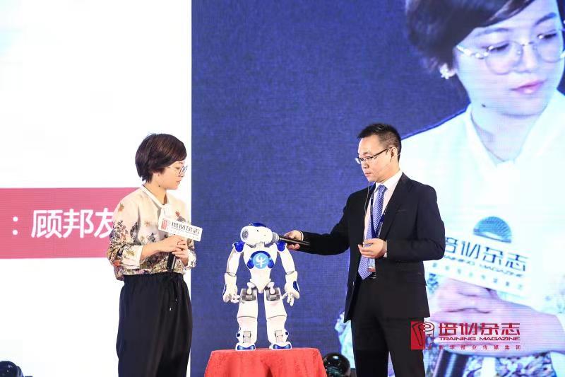 在某会议上，观众在和“行动教练”机器人互动。