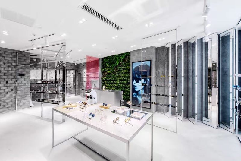 “Coterie”门店眼镜都是开放性展示，方便顾客试戴。