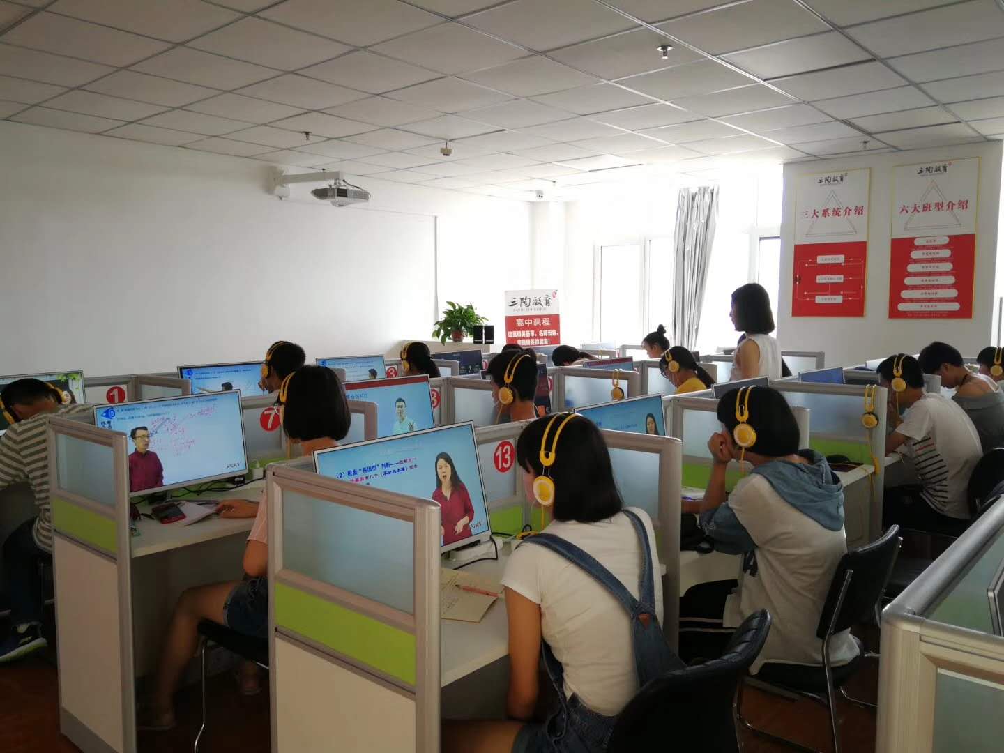 高中生在三陶教育授权的培训机构线下听课。