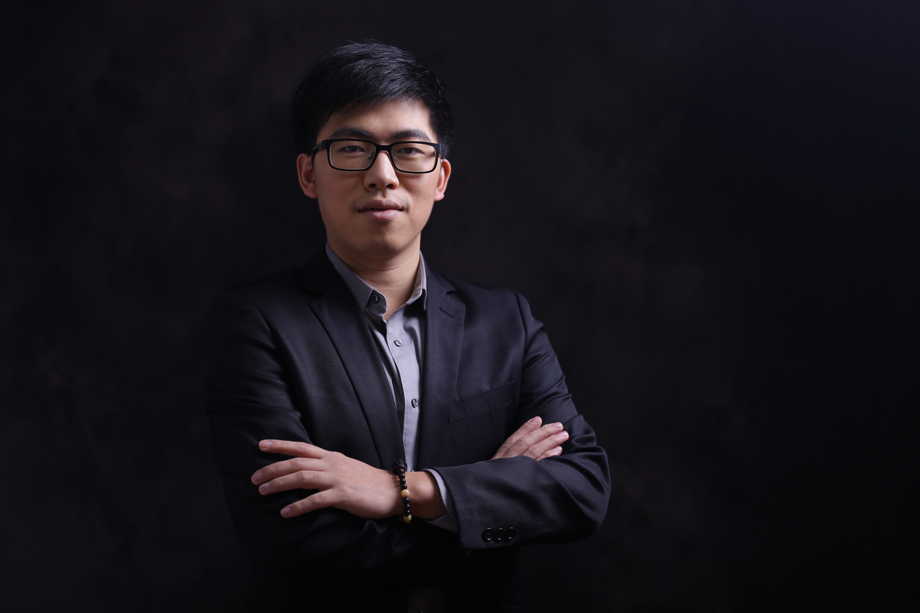十二公里代表的是地表到蓝天的距离。