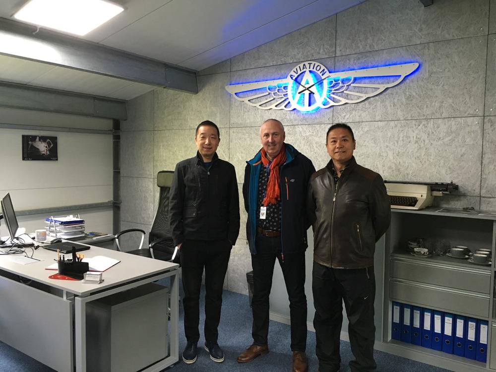 （左一为孟祥祯）照片为孟祥祯在波兰和Autur Aviation厂家老板签下合作协议的合影