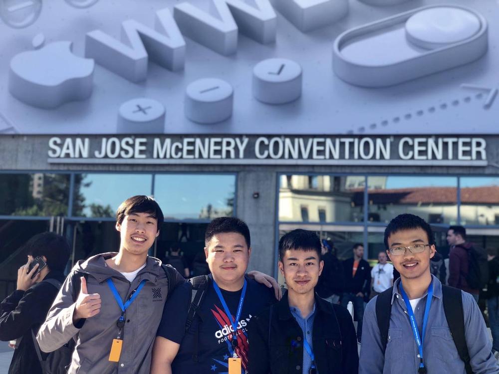 李晨啸（左一）在2018苹果WWDC全球开发者大会