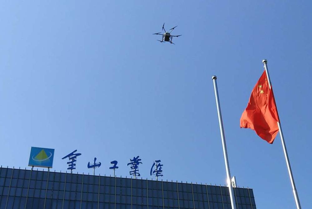 “迅蚁”无人机在上海金山区进行外卖配送。
