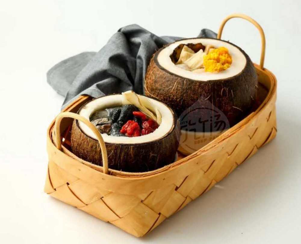“吃个汤”使用的都是原产地两斤以上的老椰子。