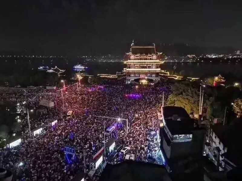 五一小长假，被游客围困的长沙城