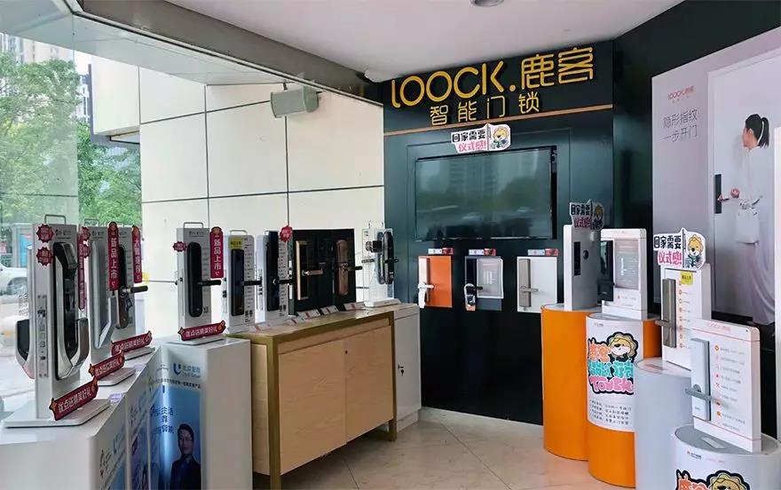 苏宁易购望京店，智能门锁摆放在入口区域 图/猎云网