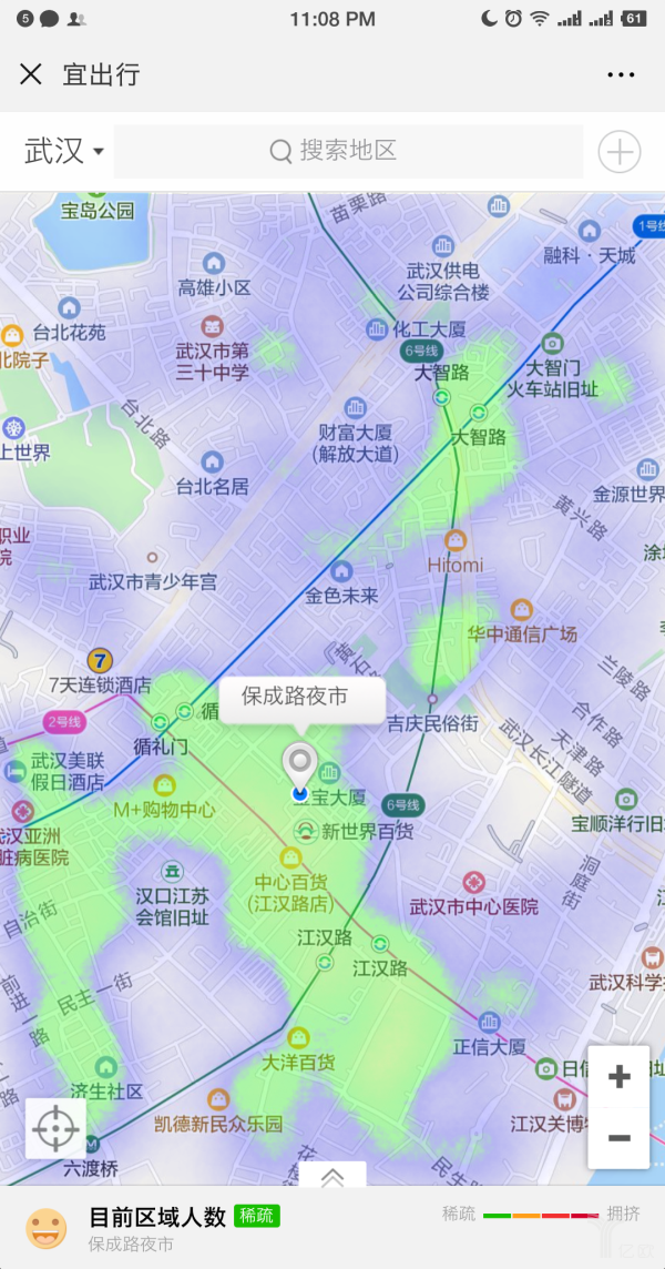 宜出行显示，8月6日23点的保成路夜市，人流量仍旧很大