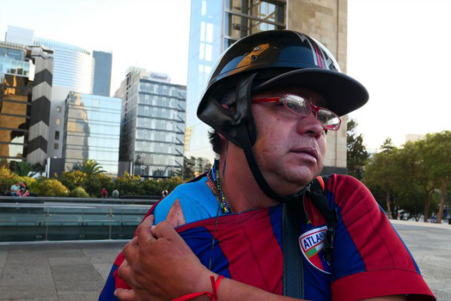 墨西哥配送员锁骨损伤尚未愈合缠有绷带（图片来源：The Verge）