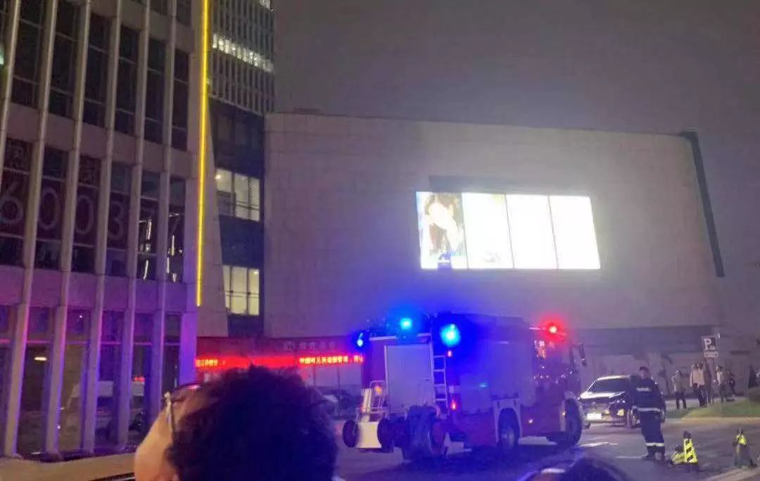 10 月11日晚上，现场有被欠款的商家想跳楼轻生，有消防车出动进行救援