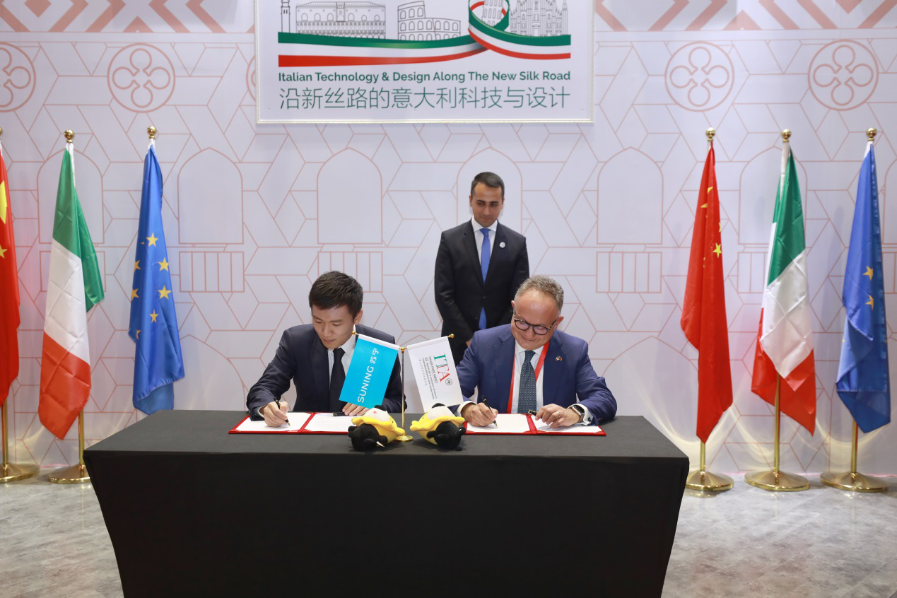 11月5日，张康阳代表苏宁国际与ITA主席卡尔洛•费罗签订合作协议。