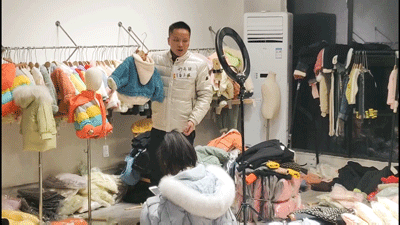 毛叔正在直播/陈彬 摄