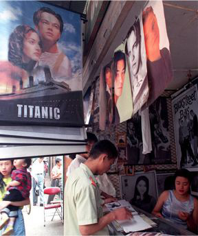 昆明街头  贩卖《泰坦尼克》主题海报、贴纸、相片  （图片来自网络）