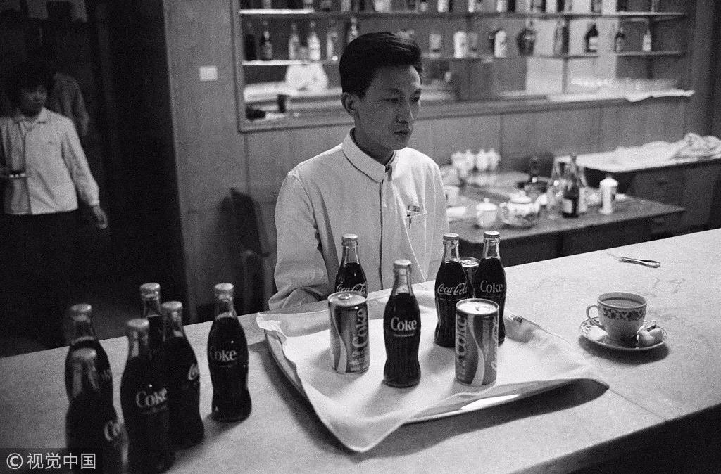 1979年3月，中国北京，在宾馆酒吧里贩卖的可口可乐。